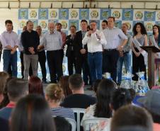 Quarenta e oito famílias de Rio Azul receberam nesta quinta-feira (17) as chaves de suas novas moradias. Elas são as novas moradoras do Residencial Rio Azul VII, empreendimento construído em uma parceria do Governo do Paraná, Governo Federal e prefeitura na cidade, na região Centro-Sul do estado.