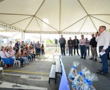 Quarenta e oito famílias de Rio Azul receberam nesta quinta-feira (17) as chaves de suas novas moradias. Elas são as novas moradoras do Residencial Rio Azul VII, empreendimento construído em uma parceria do Governo do Paraná, Governo Federal e prefeitura na cidade, na região Centro-Sul do estado.