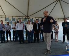 Quarenta e oito famílias de Rio Azul receberam nesta quinta-feira (17) as chaves de suas novas moradias. Elas são as novas moradoras do Residencial Rio Azul VII, empreendimento construído em uma parceria do Governo do Paraná, Governo Federal e prefeitura na cidade, na região Centro-Sul do estado.