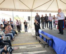 Quarenta e oito famílias de Rio Azul receberam nesta quinta-feira (17) as chaves de suas novas moradias. Elas são as novas moradoras do Residencial Rio Azul VII, empreendimento construído em uma parceria do Governo do Paraná, Governo Federal e prefeitura na cidade, na região Centro-Sul do estado.