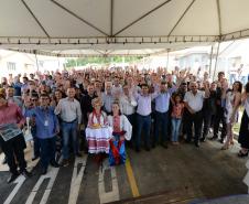 Quarenta e oito famílias de Rio Azul receberam nesta quinta-feira (17) as chaves de suas novas moradias. Elas são as novas moradoras do Residencial Rio Azul VII, empreendimento construído em uma parceria do Governo do Paraná, Governo Federal e prefeitura na cidade, na região Centro-Sul do estado.