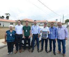 Quarenta e oito famílias de Rio Azul receberam nesta quinta-feira (17) as chaves de suas novas moradias. Elas são as novas moradoras do Residencial Rio Azul VII, empreendimento construído em uma parceria do Governo do Paraná, Governo Federal e prefeitura na cidade, na região Centro-Sul do estado.