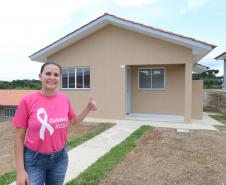 Quarenta e oito famílias de Rio Azul receberam nesta quinta-feira (17) as chaves de suas novas moradias. Elas são as novas moradoras do Residencial Rio Azul VII, empreendimento construído em uma parceria do Governo do Paraná, Governo Federal e prefeitura na cidade, na região Centro-Sul do estado.