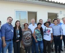 Setenta e cinco famílias de Palmas, na região Sudoeste do Paraná, receberam nesta quinta-feira (24) as chaves da casa própria. A partir de agora, elas são as moradoras do Residencial Bom Pastor II, empreendimento que recebeu R$ 5,3 milhões de investimentos do Governo do Estado, Governo Federal e prefeitura.