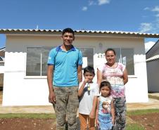 Setenta e cinco famílias de Palmas, na região Sudoeste do Paraná, receberam nesta quinta-feira (24) as chaves da casa própria. A partir de agora, elas são as moradoras do Residencial Bom Pastor II, empreendimento que recebeu R$ 5,3 milhões de investimentos do Governo do Estado, Governo Federal e prefeitura.