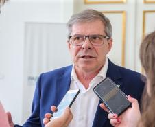 O governador Carlos Massa Ratinho Junior se reúne nesta segunda-feira (28) com o presidente da Caixa Econômica Federal, Pedro Guimarães, para discutir parcerias e investimentos em saneamento e habitação, no Palácio Iguaçu.  Na foto o presidente da Cohapar Jorge Lange.  Curitiba, 28/10/2019 - Foto: Geraldo Bubniak/AEN