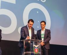 Gestores públicos de todo o Paraná puderam conhecer nesta sexta-feira (1) os principais programas habitacionais desenvolvidos pelo Governo do Estado. As ações, que visam a inclusão social e o desenvolvimento econômico dos municípios foram apresentadas pelo presidente da Cohapar, Jorge Lange, durante o evento Governo 5.0, de inovação da gestão pública, em Foz do Iguaçu.
