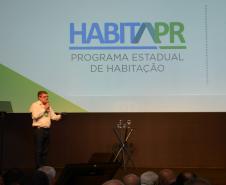 Gestores públicos de todo o Paraná puderam conhecer nesta sexta-feira (1) os principais programas habitacionais desenvolvidos pelo Governo do Estado. As ações, que visam a inclusão social e o desenvolvimento econômico dos municípios foram apresentadas pelo presidente da Cohapar, Jorge Lange, durante o evento Governo 5.0, de inovação da gestão pública, em Foz do Iguaçu.