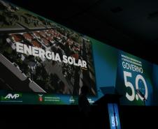 Gestores públicos de todo o Paraná puderam conhecer nesta sexta-feira (1) os principais programas habitacionais desenvolvidos pelo Governo do Estado. As ações, que visam a inclusão social e o desenvolvimento econômico dos municípios foram apresentadas pelo presidente da Cohapar, Jorge Lange, durante o evento Governo 5.0, de inovação da gestão pública, em Foz do Iguaçu.