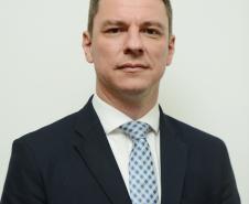  Cohapar tem novo diretor Jurídico. Nesta terça-feira (5), o advogado Dino Athos Schrutt foi empossado pelo conselho de administração para gerir as atividades do setor na empresa nesta gestão e já foi apresentado à equipe de trabalho e aos chefes dos escritórios regionais. 
