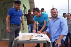 Nesta quarta-feira (18), representantes da Cohapar entregaram as chaves da casa própria para 13 famílias carentes de Quinta do Sol, na região Centro-Oeste do estado. O projeto faz parte de um trabalho integrado da companhia com a Secretaria da Justiça, Família e Trabalho e a prefeitura, com investimentos de R$ 730 mil em recursos do Fundo de Combate à Pobreza, por meio do programa Nossa Gente Paraná. 