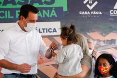 Governador entrega chaves da casa própria a 25 famílias de Prudentópolis