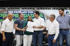 Governador entrega 108 títulos de imóveis em Carlópolis