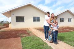 Governador entrega chaves da casa a 33 famílias de Juranda e projeta novas moradias na cidade