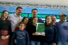 Governador entrega títulos de regularização fundiária a 52 famílias de Moreira Sales