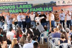 Com investimento de R$ 8,1 milhões do Estado, governador entrega 84 casas populares a famílias de Ventania