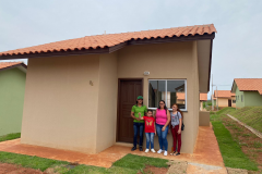 Famílias de Curiúva recebem as chaves da casa própria financiadas pelo Estado