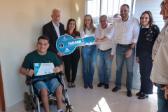 Com apoio do Estado, chaves da casa própria são entregues a famílias de Japurá