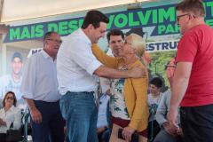  Ratinho Junior entrega escrituras a 579 famílias de Sengés, nos Campos Gerais