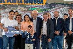 499 famílias de Ponta Grossa recebem chaves da casa própria com apoio do Estado
