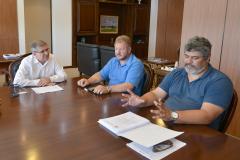 Com o objetivo de dar andamento a obras de infraestrutura do Programa de Aceleração do Crescimento (PAC) em Campo Magro, o prefeito Claudio Cesar Casagrande visitou o presidente da Cohapar, Jorge Lange, nesta terça-feira (15). Os dois também conversaram sobre ações envolvendo a regularização e titulação de lotes dentro do programa, em parceria com o Governo Federal.