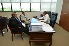 O presidente da Cohapar, Jorge Lange, recebeu nesta segunda-feira (21) em seu gabinete o prefeito de Assis Chateaubriand, João Aparecido Pegoraro. No encontro, acompanhado pelo deputado estadual eleito e ex-prefeito do município, Marcel Micheletto, foram tratadas questões relativas ao desenvolvimento de novos projetos habitacionais entre a prefeitura e o Governo do Paraná.