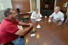 Em um encontro com o presidente da Cohapar, Jorge Lange, nesta quarta-feira (23), o prefeito de Jandaia do Sul, Benedito Pupio, discutiu a continuidade de projetos habitacionais previstos para o município, na região do Vale do Ivaí. O principal tópico tratado entre os dois foi a conclusão de um processo licitatório que prevê a construção de 218 imóveis, que ainda dependem da liberação de recursos da Caixa Econômica Federal.