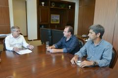 Com o objetivo de viabilizar a contratação de novos empreendimentos habitacionais para Barra do Jacaré, o prefeito Adalberto Aguiar, mais conhecido como Berano, foi até a sede da Cohapar, em Curitiba. Ele foi recepcionado pelo presidente da companhia, Jorge Lange, que o instruiu sobre as ações planejadas pela empresa que podem atender o município, da região do Norte Pioneiro do Paraná.
