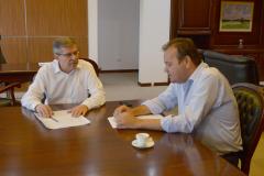 O presidente da Cohapar, Jorge Lange, recebeu nesta segunda-feira (11) a visita do prefeito de Prado Ferreira, Silvio Damaceno. Os dois conversaram na seda da empresa, em Curitiba, sobre um projeto conjunto do município com a companhia para a regularização de 60 lotes que não possuem registro na cidade, na região Norte do Paraná.