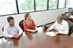 A prefeita de Primeiro de Maio, Bruna Casanova, esteve na sede da Cohapar, em Curitiba, nesta terça-feira (12). Ela conversou com o presidente da empresa, Jorge Lange, sobre o andamento de projetos desenvolvidos de forma integrada entre o município e o Governo do Estado para o setor habitacional.