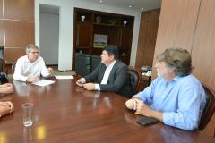 Em visita à Cohapar nesta terça-feira (12), o prefeito de Leópolis, Sandrinho Ribeiro, esteve reunido com o presidente da empresa, Jorge Lange. Os dois fizeram um acompanhamento da situação das obras de 50 casas populares que estão em construção e analisaram possibilidades de ampliação dos programas habitacionais na cidade, na região Norte do Paraná.