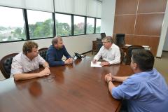 O presidente da Cohapar, Jorge Lange, recebeu nesta quarta-feira (13), em seu gabinete, a visita do prefeito de Rebouças, Luiz Zak. Os dois acertaram detalhes sobre o início das obras de requalificação urbana da Vila Facão, cujo processo licitatório para contratação da construtora responsável pela execução das obras está em fase de conclusão.