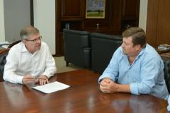 O município de Francisco Alves, na região Noroeste do Paraná, receberá cerca de R$ 1,6 milhão em investimentos por meio de programas do Governo do Estado. O assunto foi discutido em um encontro do presidente da Cohapar, Jorge Lange, e o prefeito Alirio Mistura nesta quarta-feira (13), na sede da empresa, em Curitiba.