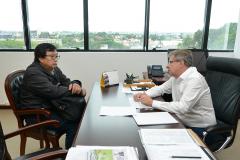 O prefeito de Rosário do Ivaí, Ilson Kuroda, esteve na sede da Cohapar, em Curitiba, nesta quarta-feira (13). Ele foi atendido pelo presidente da empresa, Jorge Lange, a quem solicitou o suporte na realização de obras de infraestrutura em conjuntos habitacionais construídos na cidade nos últimos anos.