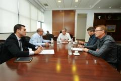 Uma iniciativa conjunta entre a Cohapar e a Itaipu Binacional pretende resolver o problema de moradia de aldeias indígenas em São Miguel do Iguaçu e Diamante d?Oeste, na região Oeste do Paraná. Os estudos de viabilidade técnica para implantação do projeto serão iniciados após uma reunião entre representantes dos órgãos nesta segunda-feira (18) na sede da companhia, em Curitiba.