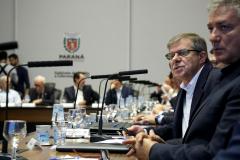 O presidente da Companhia de Habitação do Paraná (Cohapar), Jorge Lange, apresentou ao governador Carlos Massa Ratinho Junior, durante a reunião do secretariado, nesta terça-feira (19), a proposta de reestruturação de cargos da empresa com economia de 22% apenas em janeiro. A folha de pagamento encolheu de R$ 1,6 milhão para R$ 1,2 milhão. Essa reserva de caixa deve gerar investimentos para diminuir o déficit habitacional do Estado, calculado em 485 mil domicílios.