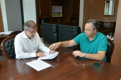 O presidente da Cohapar, Jorge Lange, recebeu nesta segunda-feira (18) a visita do prefeito de Campina Grande do Sul, Bihl Zanetti. Os dois se encontraram na sede da empresa, em Curitiba, onde conversaram sobre o processo de regularização fundiária das Moradias Timbú.