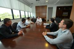 O presidente da Cohapar, Jorge Lange, o prefeito de Ibaiti, Antonely Carvalho, e representantes da Caixa Econômica Federal estiveram reunidos nesta quarta-feira (20) para buscar uma solução definitiva para a retomada e conclusão das obras de 50 casas populares do programa Minha Casa Minha Vida Sub 50 na cidade.