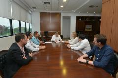 O presidente da Cohapar, Jorge Lange, recebeu nesta segunda-feira (25) os prefeitos de Manoel Ribas, Marilândia do Sul e Novo Itacolomi para tratar de projetos ligados ao programa Família Paranaense. As três cidades serão beneficiadas com a construção de 78 casas populares para o atendimento de famílias de baixa renda.