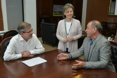 Com o intuito de se atualizar sobre a situação dos programas habitacionais em nível federal e estadual, o prefeito de Maria Helena, Elias Araújo, esteve na sede da Cohapar, em Curitiba, nesta quarta-feira (27). Em reunião com o presidente da empresa, Jorge Lange, ele solicitou o auxílio do Governo do Estado para a viabilização de obras de novas moradias urbanas e rurais para o município, na região Noroeste do Paraná.