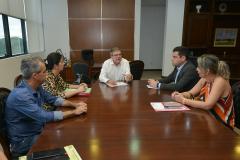 Um grupo de secretários municipais de Campina da Lagoa, cidade da região Centro-Oeste do Paraná, esteve na Cohapar nesta segunda-feira (26) para fazer um acompanhamento dos projetos habitacionais que estão sendo desenvolvidos para a localidade. Eles foram atendidos pelo presidente da companhia, Jorge Lange, que os atualizou sobre a situação dos programas coordenados pelo Governo do Estado.