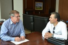 O prefeito e Boa Vista da Aparecida, Leonir dos Santos, esteve nesta quarta-feira (3) na sede da Cohapar, em Curitiba, para tratar de novos projetos habitacionais para o município, na região Oeste do Paraná. Ele foi recebido pelo presidente da empresa, Jorge Lange, que o orientou sobre as perspectivas de investimentos para o setor em nível nacional e estadual.