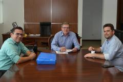 O presidente da Cohapar, Jorge Lange, recebeu nesta quarta-feira (3) a visita do prefeito de Itaguajé, Crisogono Junior (Juninho). O gestor municipal foi à sede da empresa, em Curitiba, para solicitar a contratação de novos empreendimentos habitacionais para o município.