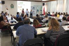 Técnicos de prefeituras da região Norte do Paraná participaram nesta quinta-feira (11) de uma capacitação promovida pela Cohapar sobre a atualização do Plano Estadual de Habitação de Interesse Social (PEHIS) 2019. Eles serão responsáveis pelo preenchimento das demandas específicas de seus municípios em um sistema criado pela companhia com o propósito de compilar os dados de todo o Paraná e estabelecer prioridades de investimentos para o setor.