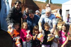 Representantes da Cohapar e da Câmara de Dirigentes Lojistas (CDL) de Porto União e União da Vitória entregaram nesta quarta-feira (17) kits com chocolates e doces para crianças residentes no Conjunto Residencial São Gabriel, em União da Vitória. As casas foram entregues em 2018 para famílias carentes que residiam em condições precárias entre a Autovia João Reolon e as margens do Rio Iguaçu.