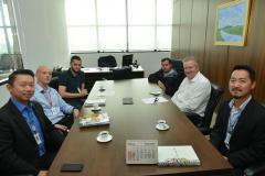 Representantes da Cohapar e do SENAC PR assinaram nesta sexta-feira (26) a ordem de serviço para início da oferta de 46 cursos profissionalizantes de forma gratuita a moradores do bairro Guarituba, em Piraquara. Serão 78 turmas disponíveis ao longo dos próximos 18 meses, com prioridade para participação de famílias previamente cadastradas por técnicos da área social da companhia.