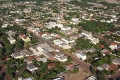 Pessoas interessadas em adquirir uma casa própria em Centenário do Sul terão a oportunidade de participar de um leilão promovido pela Cohapar no dia 30 de maio. São dois imóveis disponibilizados pela companhia, com lances a partir de R$ 37.895,42, que pode ser pago à vista ou parcelado em até 360 meses.