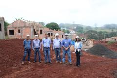 Representantes da Cohapar e da Prefeitura de Novo Itacolomi vistoriaram as obras de 42 casas populares que estão em construção na cidade na última semana. O empreendimento está recebendo cerca de R$ 2,4 milhões de investimentos do programa Família Paranaense e deverá ser concluído até o fim de julho.