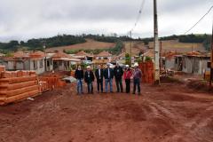 As obras de construção de 12 casas populares do programa Família Paranaense avançam rápido em Marilândia do Sul. Na última sexta-feira (24), representantes da Cohapar e da prefeitura, parceiros na viabilização do empreendimento, vistoriaram de perto o trabalho, que está recebendo R$ 723 mil de investimentos do Governo do Paraná financiados junto ao Banco Interamericano de Desenvolvimento.