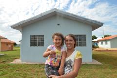 Famílias que viviam em condições precárias em Querência do Norte, na região Noroeste do Paraná, tiveram a esperança renovada nesta quinta-feira (30) ao receberem as chaves da casa própria de representantes da Cohapar e da prefeitura. Elas são as novas moradoras do Residencial Querência do Norte I, empreendimento que recebeu aproximadamente R$ 1,7 milhão de investimentos do Governo Federal e do Governo do Estado, com a parceria da administração municipal. 